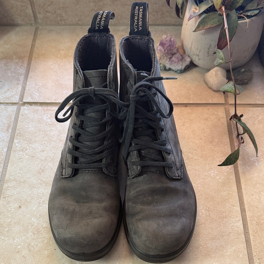 Women’s lace up Blundstones